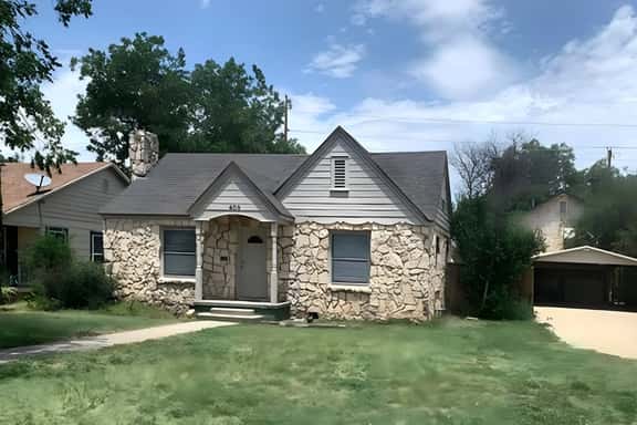 Classy and Comfortable Home - Image 1