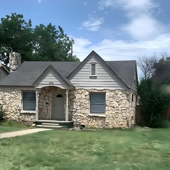 Classy and Comfortable Home - Image 1